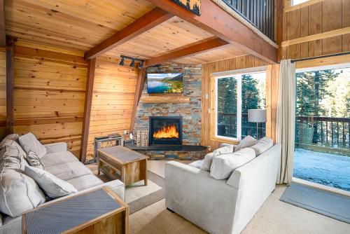 Cozy Tahoe Solitude Cabin in Serene Forest Setting