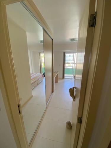 un corridoio con specchio in una stanza di Costa Maggiore Residencial Resort a Cabo Frio