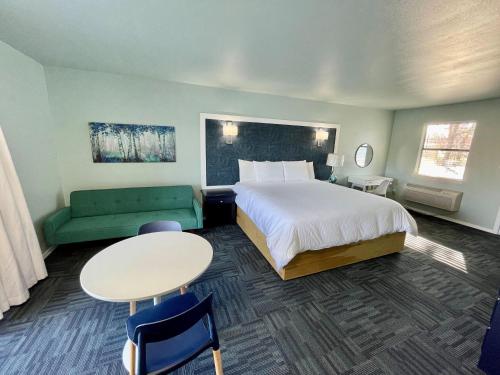 Gallery image of The Hamilton - Lakefront & Studio Suites, Hot Springs in Hot Springs