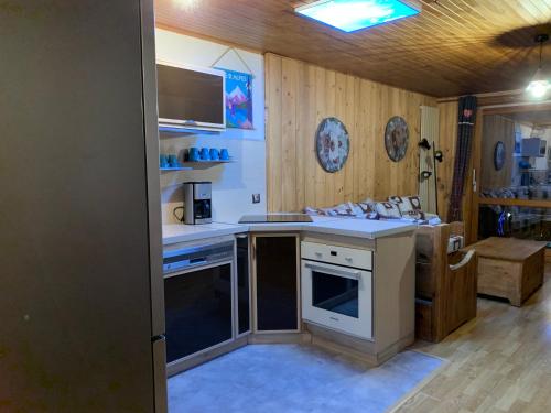 une cuisine avec un évier et une cuisinière four supérieur dans l'établissement Duplex avec vue, à Les Deux Alpes