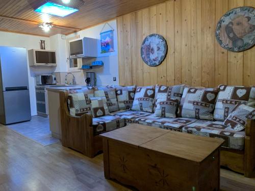 un salon avec un canapé et une cuisine dans l'établissement Duplex avec vue, à Les Deux Alpes
