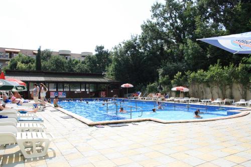 Bazén v ubytování Sunny Varshava Hotel nebo v jeho okolí