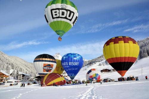 a group of hot air balloons flying in the snow at Die Filzmooserin - Apartments in Filzmoos, Filzmoos Card inklusive in Filzmoos