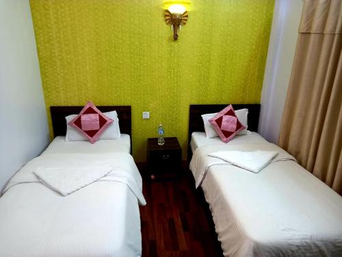 Giường trong phòng chung tại Serene B&B Kathmandu