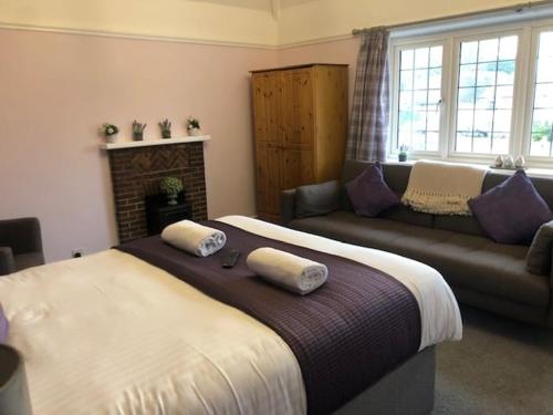 um quarto com uma cama grande e um sofá em The George Inn Middle Wallop em Stockbridge