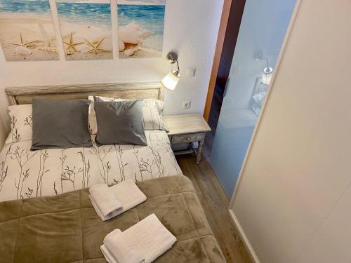 Un dormitorio con una cama con dos toallas encima. en Sol Apartment, en L'Estartit
