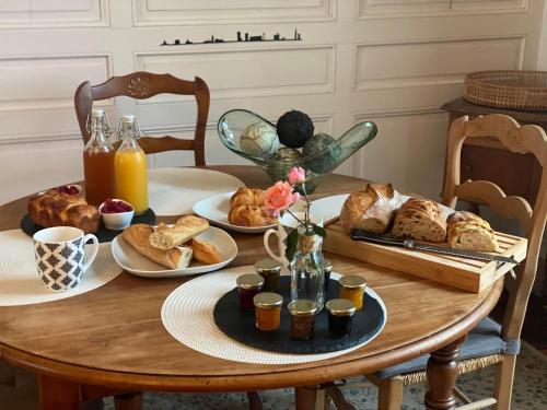 un tavolo ricoperto di piatti di pane e succo d'arancia di Château de Chatenay - Macon a Sancé