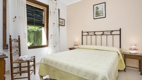Esclañaにある1 TP - Esclanyaのベッドルーム1室(ベッド1台、椅子、窓付)