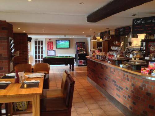 un ristorante con bar e tavolo da biliardo di The Royal Hotel a Mundesley