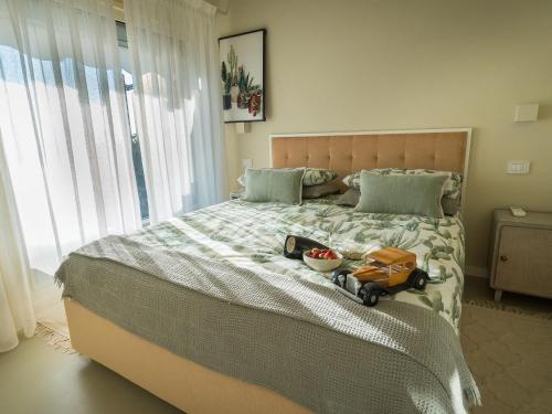 Un dormitorio con una cama con un coche de juguete. en Colosseo with wonderful lake view and swimming pool en Parzanica