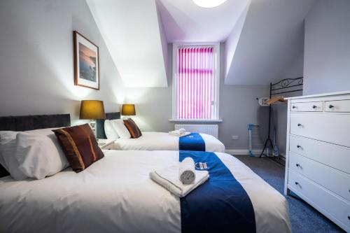 Una cama o camas en una habitación de Eden Vale - City Centre By Horizon Stays