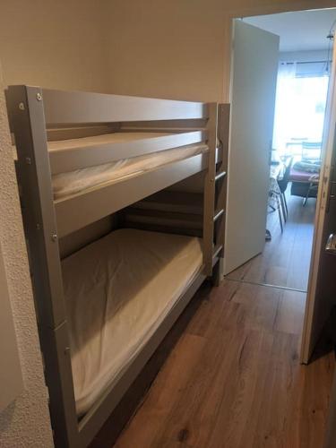 - un lit superposé vide dans un dortoir doté de parquet dans l'établissement Appartement 200m de l'océan avec piscine extérieure, à Mimizan