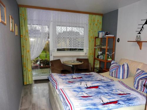 Un dormitorio con una cama con pescado. en Zimmer in Hafennähe, en Dierhagen