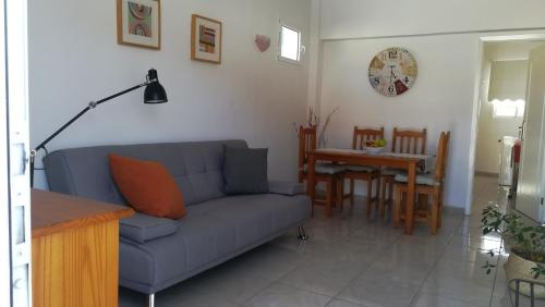 uma sala de estar com um sofá azul e uma mesa em Apartamento La Aldea Pueblo Gran Canaria 2A em San Nicolás