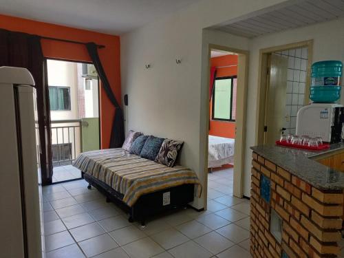 een kamer met een bed in het midden van een keuken bij Localização privilegiada, muito próximo do BEACH PARK in Aquiraz