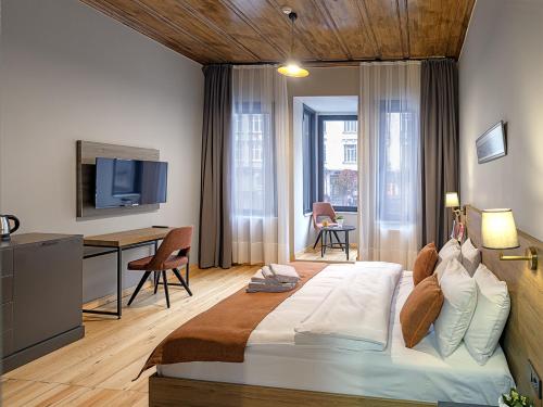 伊斯坦堡的住宿－ROCO Beyoglu，酒店客房设有一张大床和一张书桌。