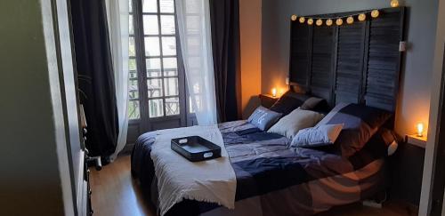 1 dormitorio con 1 cama grande y cabecero negro en le soulor avec bain nordique et sauna en pleine montagne, en Arrens-Marsous