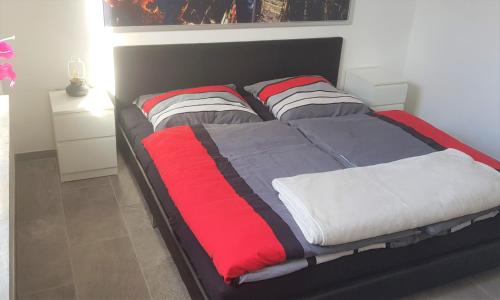 un letto in una camera con due cuscini sopra di --- SEEDOMIZIL --- moderne Ferienwohnung mit Terrasse a Möhnesee