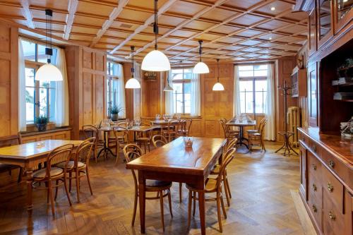 Restaurant ou autre lieu de restauration dans l'établissement FLÜHLI Hotel Kurhaus