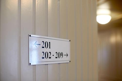 a sign on a door with a thermometer on it at FLÜHLI Hotel Kurhaus in Flühli