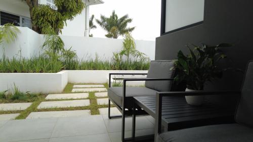 Taman di luar The Executive Bed and Breakfast