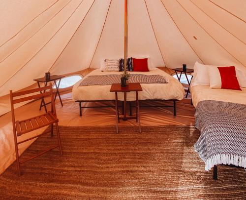 Una habitación con 2 camas en una tienda en Wander Camp Glacier, en Coram