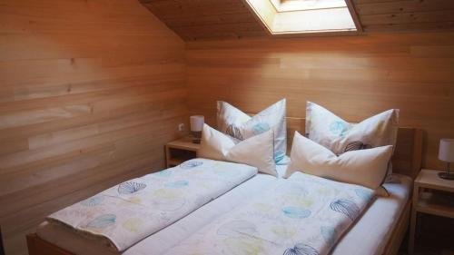 Un dormitorio con una cama con almohadas. en Rosanna, en Egg