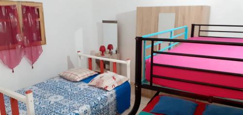 una stanza con due letti a castello e un letto di Villa fleurie ad Anse-Bertrand