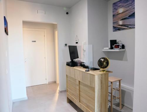 a living room with a television on a wooden dresser at La Nuit in Agrigento