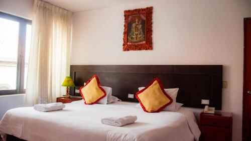 Un pat sau paturi într-o cameră la CHINKANA DEL INKA HOTEL
