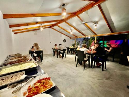 Reštaurácia alebo iné gastronomické zariadenie v ubytovaní Thoddoo Island Life