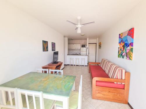 - un salon avec une table et un canapé dans l'établissement Lexus Residence Apto 304, à Florianópolis