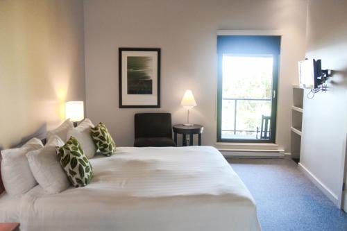 Ein Bett oder Betten in einem Zimmer der Unterkunft Black Rock Oceanfront Resort
