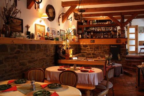 um restaurante com duas mesas e um bar numa sala em Pension Anna em Veľká Lomnica