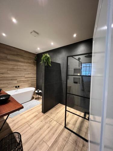 La salle de bains est pourvue d'une baignoire. dans l'établissement Authentieke studio in hartje Joure, à Joure