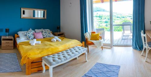 מיטה או מיטות בחדר ב-Lívia nyaraló Szigliget