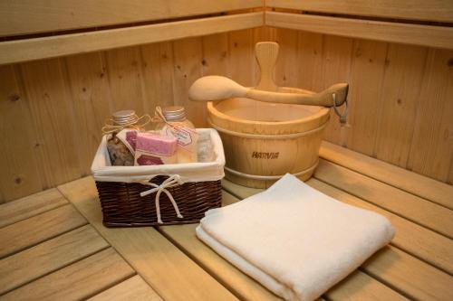 a sauna with a basket of food and a tub at Willa u Bohuna in Zakopane