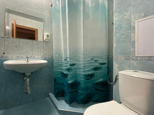 een badkamer met een wastafel en een douche met water erin bij SAPPHIRE 202 Studio Sunny Beach in Sunny Beach