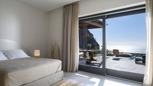 Postel nebo postele na pokoji v ubytování Lithi Luxury Retreat