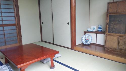 Guest house HIRO - Vacation STAY 08973v في Zōshuku: غرفة مع طاولة خشبية ومرآة