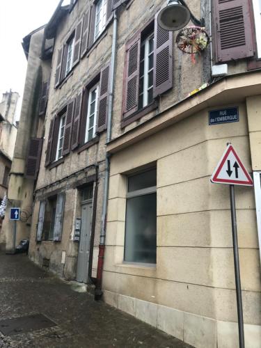 um edifício com uma placa de rua em frente em L'appart 45 em Rodez