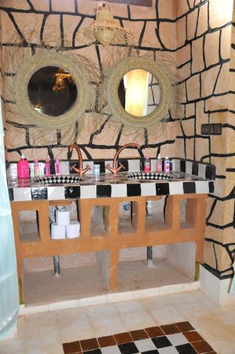 a model of a piano in front of a stone wall at Maison Acacias in Erfoud
