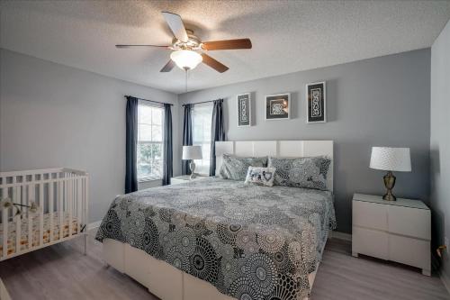 una camera da letto con un letto e un ventilatore a soffitto di EXCELLENT 7 Bedroom EIR Vacation Villa - PRIVATE POOL a Kissimmee