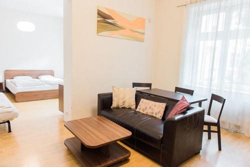 Ένα ή περισσότερα κρεβάτια σε δωμάτιο στο Lion Apartments in historical center, Bratislava Old Town