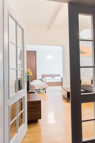 Ένα ή περισσότερα κρεβάτια σε δωμάτιο στο Lion Apartments in historical center, Bratislava Old Town