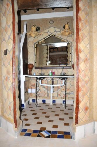 a bathroom with a sink and a mirror at Maison Acacias in Erfoud