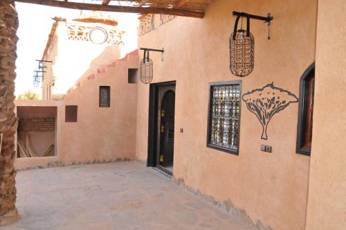 an alley with a building with a door and some lights at Maison Acacias in Erfoud
