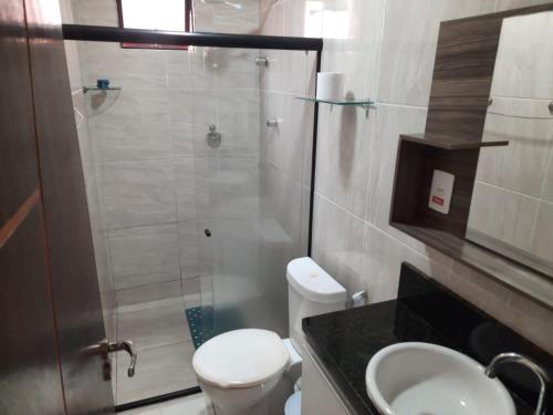 une salle de bain avec une douche, des toilettes et un lavabo dans l'établissement Casa Maré Mansa na Praia de Peroba, Maragogi, à Maragogi