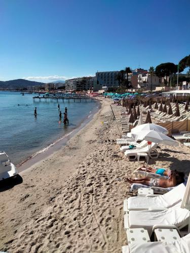 10mm a pied des plages, appartement olympe climatisé