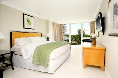 מיטה או מיטות בחדר ב-Ocean Manor Beach Resort